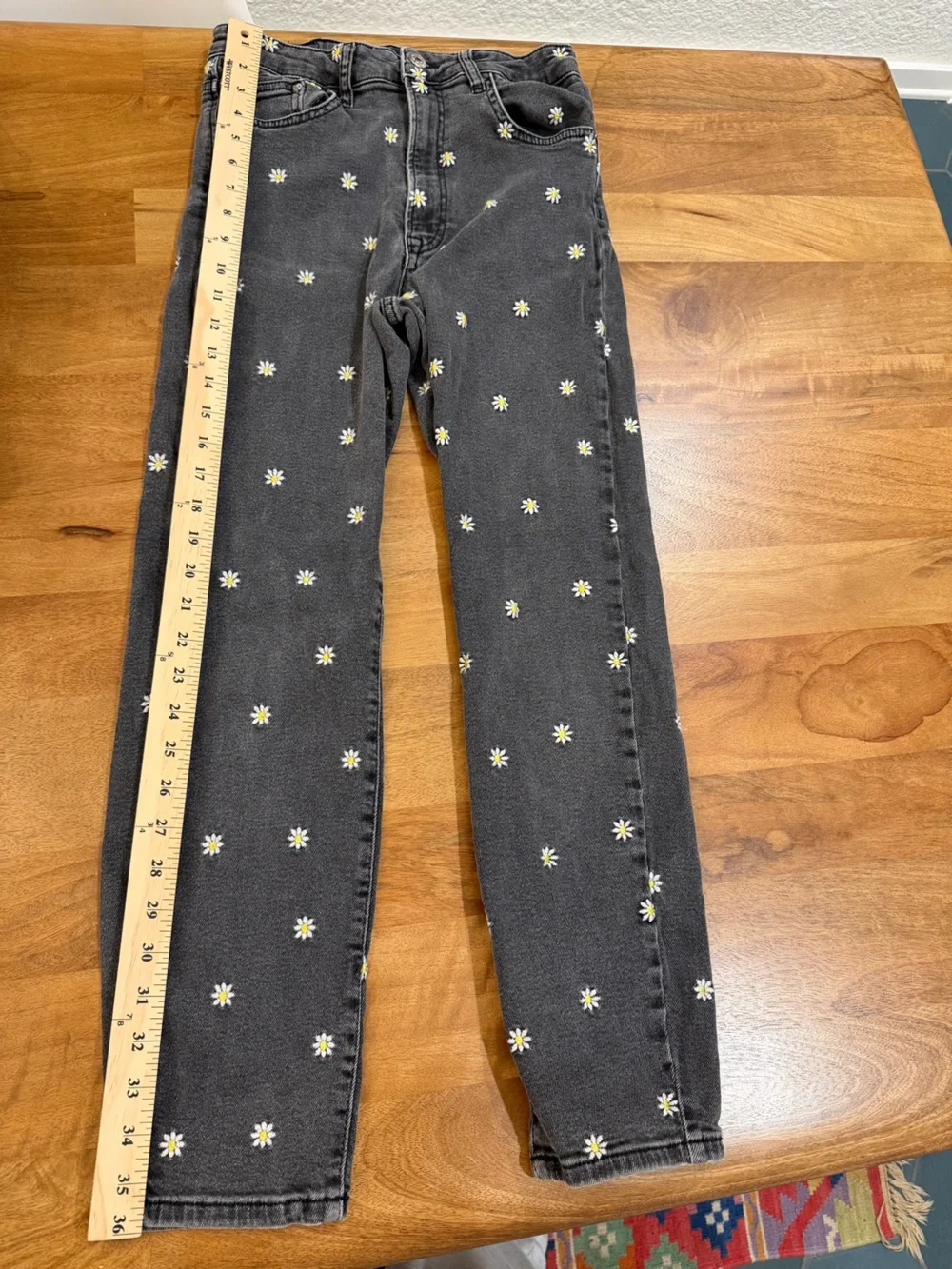 stradivarius Vintage Black ’Mom Slim’ Jeans w/ Daisy Embroidery Size 8